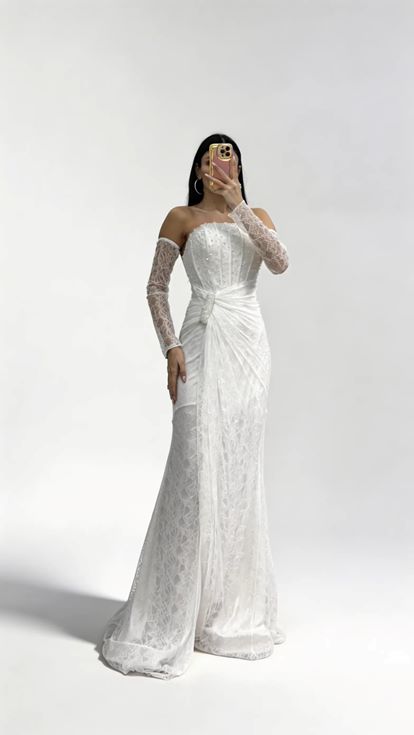 Weißes  trägerloses Abendkleid aus Spitze mit Steinschnalle