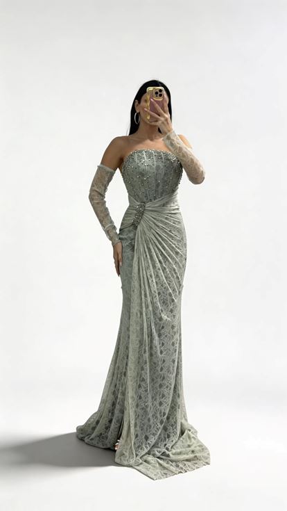 Çağla trägerloses Abendkleid mit Strassschnalle und Spitze