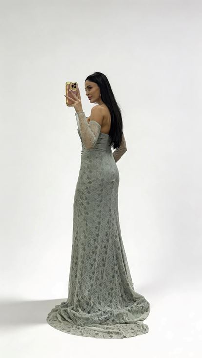 Çağla trägerloses Abendkleid mit Strassschnalle und Spitze