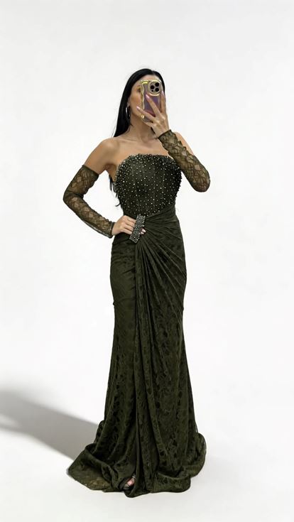 Olivgrünes  trägerloses Abendkleid aus Spitze mit Steinschnalle