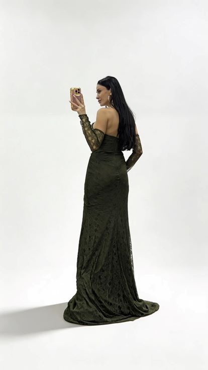 Olivgrünes  trägerloses Abendkleid aus Spitze mit Steinschnalle