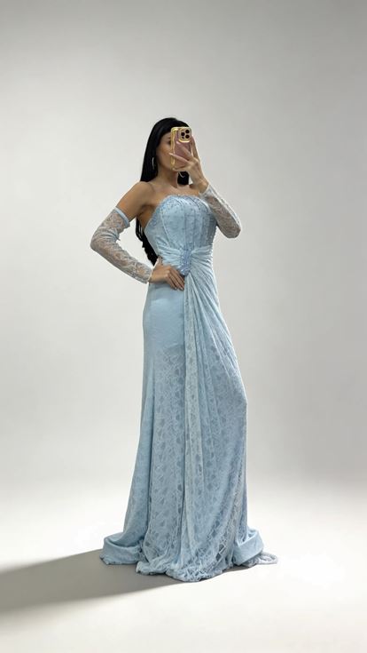 Hellblaues  trägerloses Abendkleid aus Spitze mit Steinschnalle