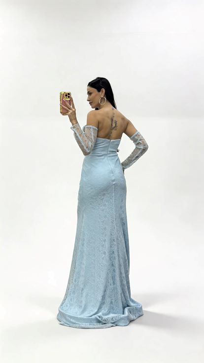 Hellblaues  trägerloses Abendkleid aus Spitze mit Steinschnalle