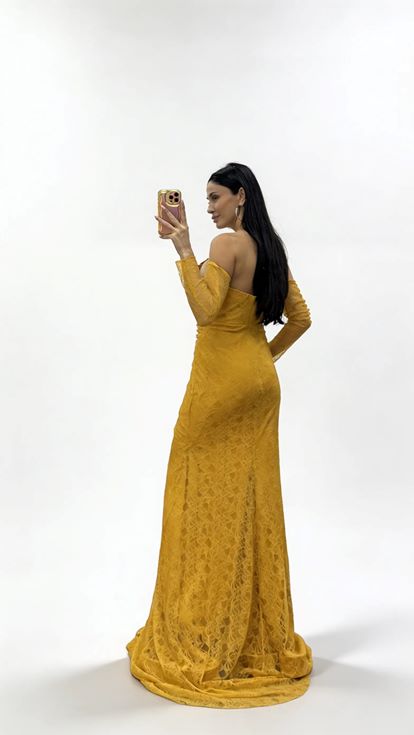 Senfgelbes  trägerloses Abendkleid aus Spitze mit Steinschnalle