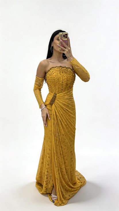 Senfgelbes  trägerloses Abendkleid aus Spitze mit Steinschnalle