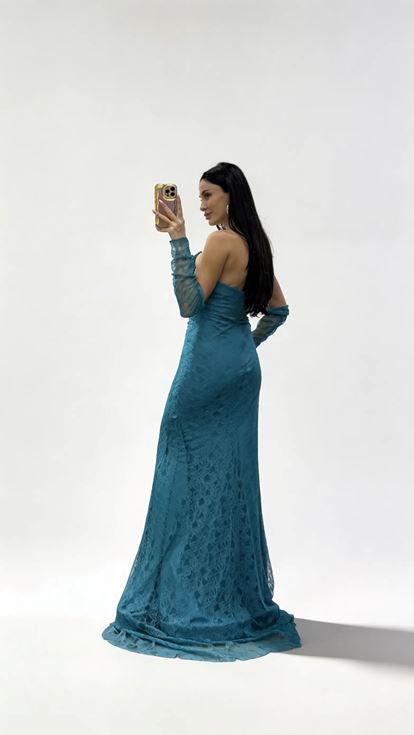 Petrolblaues  trägerloses Abendkleid aus Spitze mit Steinschnalle