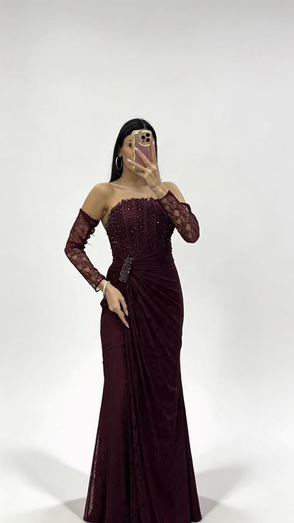 Burgunderfarbenes  trägerloses Abendkleid aus Spitze mit Steinschnalle