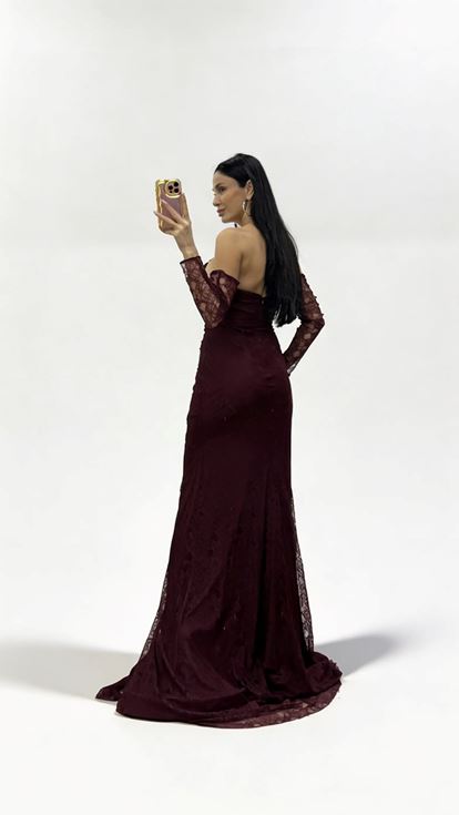 Burgunderfarbenes  trägerloses Abendkleid aus Spitze mit Steinschnalle