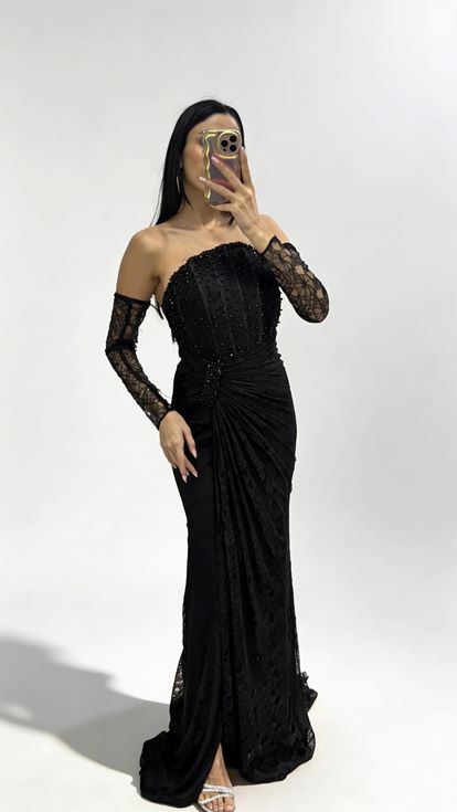 Schwarzes  trägerloses Abendkleid aus Spitze mit Steinschnalle