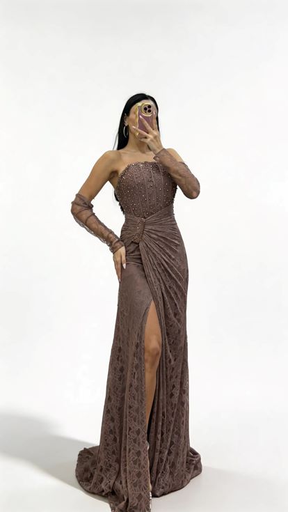 Lattefarbenes  trägerloses Abendkleid aus Spitze mit Steinschnalle