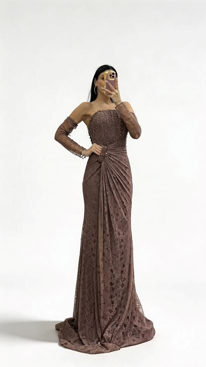 Lattefarbenes  trägerloses Abendkleid aus Spitze mit Steinschnalle