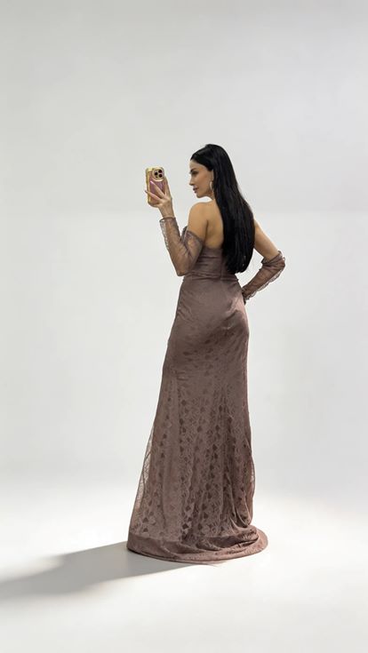 Lattefarbenes  trägerloses Abendkleid aus Spitze mit Steinschnalle