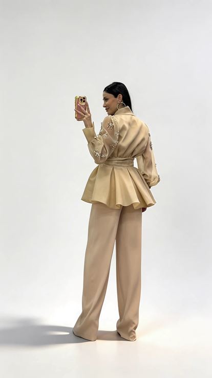 طقم جاكيت وبنطال رسمي من الشيفون بلون البشرة مزين باللؤلؤ