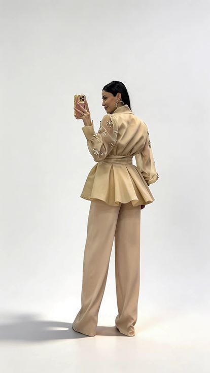 طقم جاكيت وبنطال رسمي من الشيفون بلون البشرة مزين باللؤلؤ