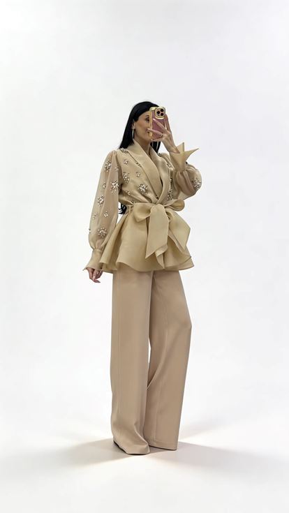 طقم جاكيت وبنطال رسمي من الشيفون بلون البشرة مزين باللؤلؤ