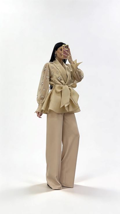 طقم جاكيت وبنطال رسمي من الشيفون بلون البشرة مزين باللؤلؤ