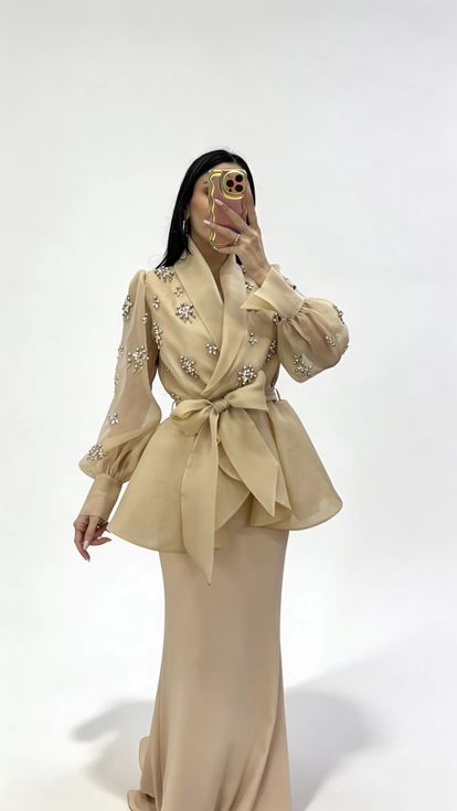 Abendkleid Set aus nudefarbenem  perlenbesetztem Chiffon Jacket und Unterkleid