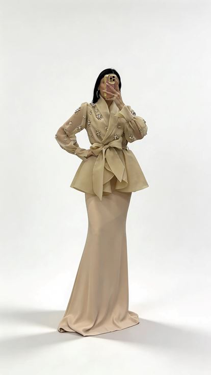 Abendkleid Set aus nudefarbenem  perlenbesetztem Chiffon Jacket und Unterkleid