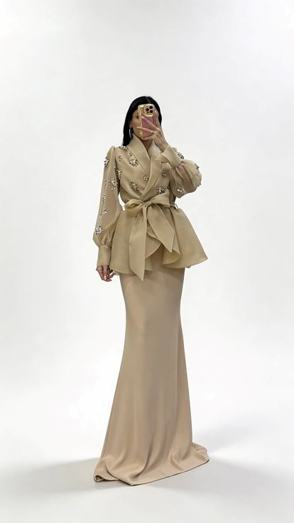 Abendkleid Set aus nudefarbenem  perlenbesetztem Chiffon Jacket und Unterkleid