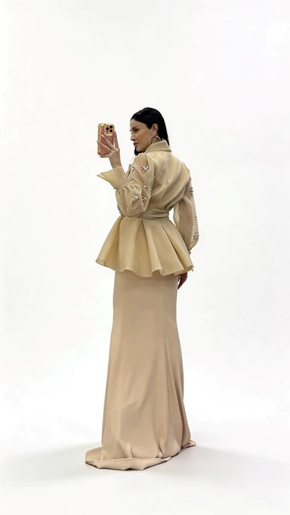 Abendkleid Set aus nudefarbenem  perlenbesetztem Chiffon Jacket und Unterkleid