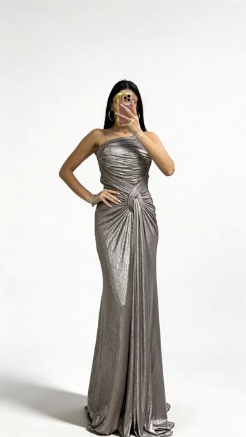 Langes Abendkleid mit drapiertem Knotendetail und Steinbesatz