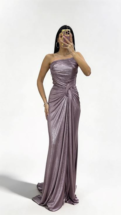 Langes  drapiertes Abendkleid in Flieder mit Knotendetail