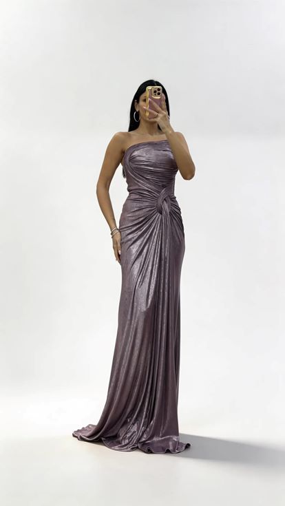 Langes  drapiertes Abendkleid in Flieder mit Knotendetail