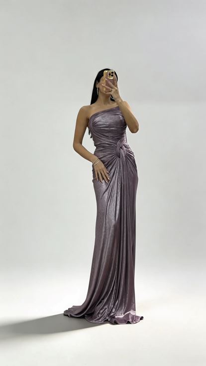 Langes  drapiertes Abendkleid in Flieder mit Knotendetail