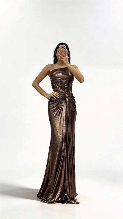 Langes Abendkleid mit kupferfarbenem  drapiertem Knotendetail