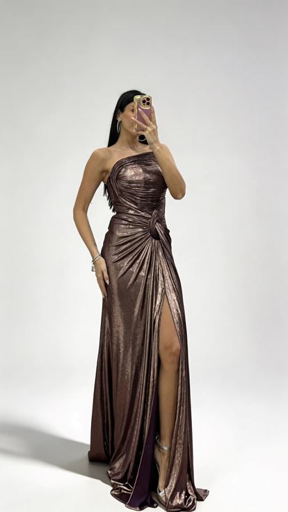 Langes Abendkleid mit kupferfarbenem  drapiertem Knotendetail