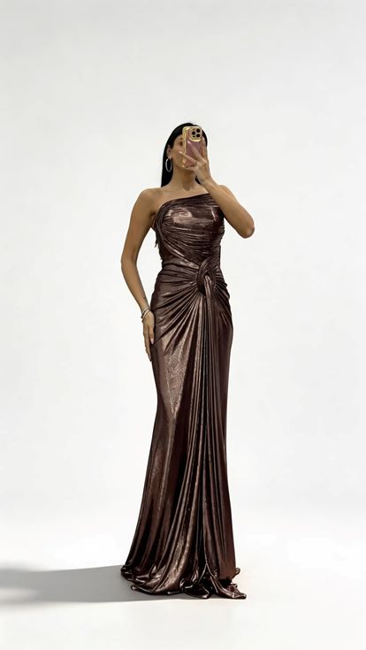 Langes Abendkleid mit kupferfarbenem  drapiertem Knotendetail