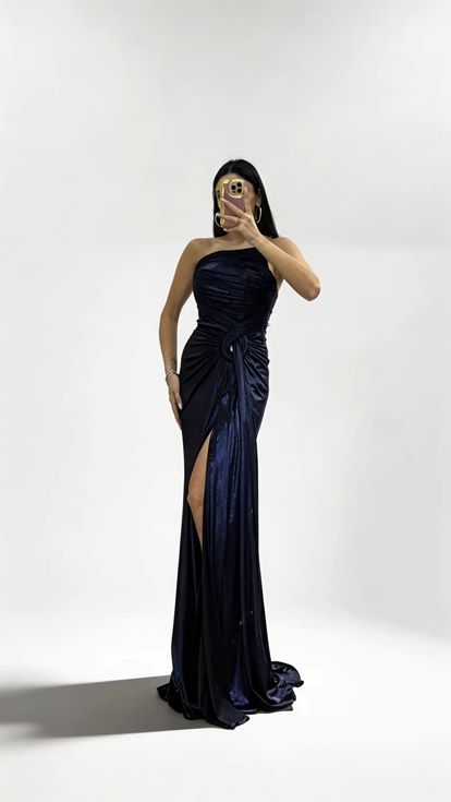 Langes  marineblaues  drapiertes Abendkleid mit Knotendetail