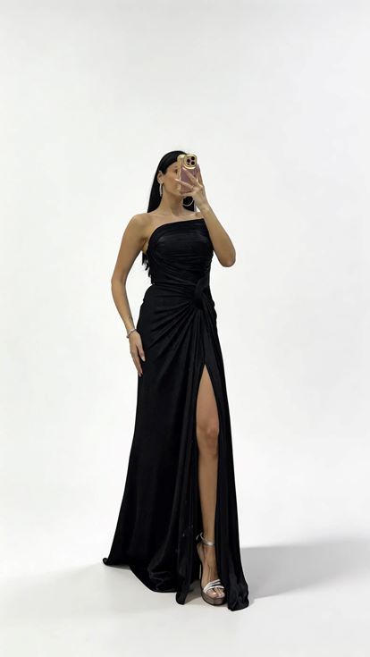 Schwarzes  drapiertes  langes Abendkleid mit Knotendetail