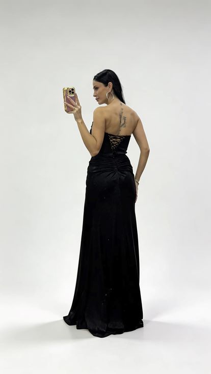 Schwarzes  drapiertes  langes Abendkleid mit Knotendetail