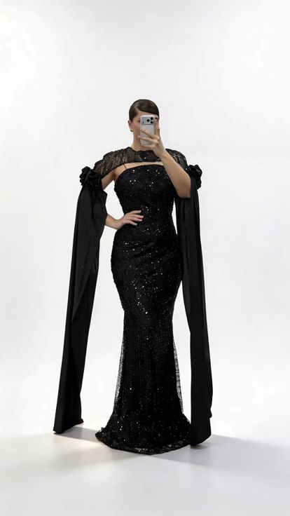 Schwarzes  langes Abendkleid aus Satin mit Cape Ärmeln in Übergröße und floralen Details