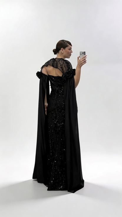 Schwarzes  langes Abendkleid aus Satin mit Cape Ärmeln in Übergröße und floralen Details
