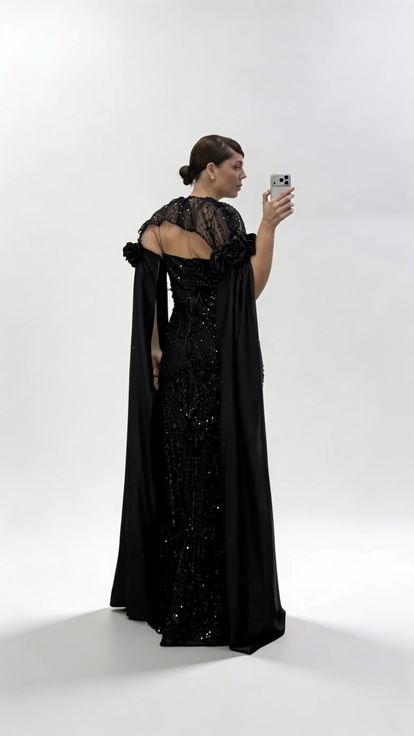 Schwarzes  langes Abendkleid aus Satin mit Cape Ärmeln in Übergröße und floralen Details