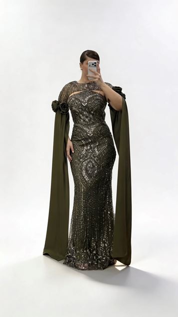 Langes  khakifarbenes Abendkleid aus Satin in Übergröße mit floralen Details und Cape Ärmeln