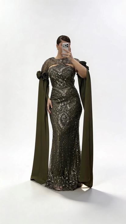 Langes  khakifarbenes Abendkleid aus Satin in Übergröße mit floralen Details und Cape Ärmeln