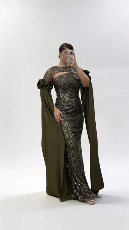 Langes  khakifarbenes Abendkleid aus Satin in Übergröße mit floralen Details und Cape Ärmeln