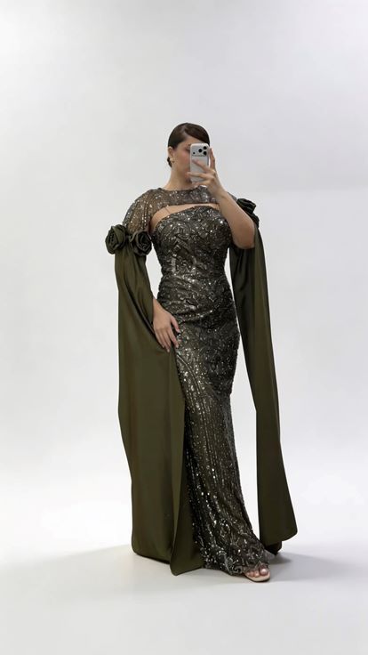 Langes  khakifarbenes Abendkleid aus Satin in Übergröße mit floralen Details und Cape Ärmeln