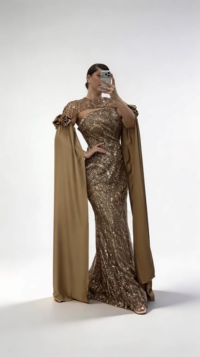 Braunes  langärmeliges Abendkleid aus Satin mit floralem Detail und Cape Ärmeln in Übergröße