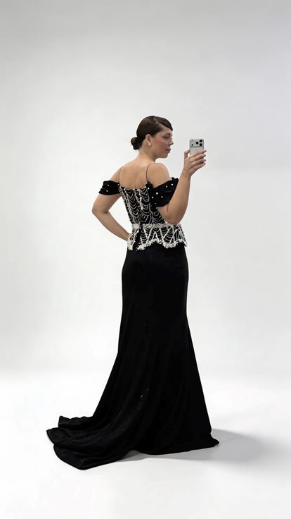 Schwarzes Abendkleid in Übergröße mit überschnittenen Ärmeln  Perlenbesatz und Schößchen