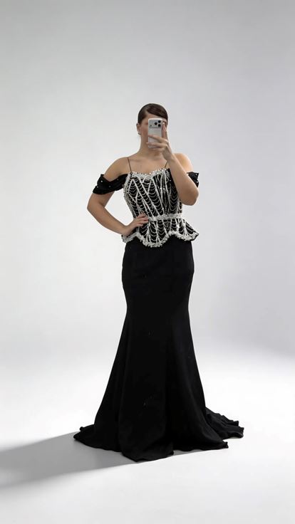 Schwarzes Abendkleid in Übergröße mit überschnittenen Ärmeln  Perlenbesatz und Schößchen