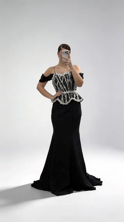 Schwarzes Abendkleid in Übergröße mit überschnittenen Ärmeln  Perlenbesatz und Schößchen