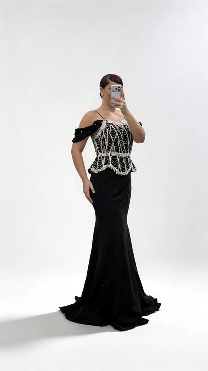 Schwarzes Abendkleid in Übergröße mit überschnittenen Ärmeln  Perlenbesatz und Schößchen