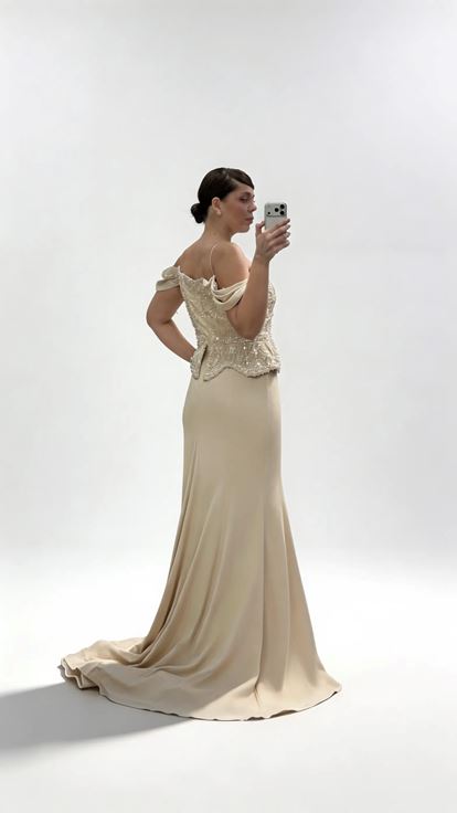 Goldfarbenes Abendkleid in Übergröße mit überschnittenen Ärmeln  Perlenbesatz und Schößchen