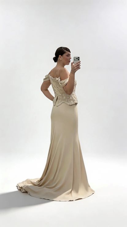 Goldfarbenes Abendkleid in Übergröße mit überschnittenen Ärmeln  Perlenbesatz und Schößchen