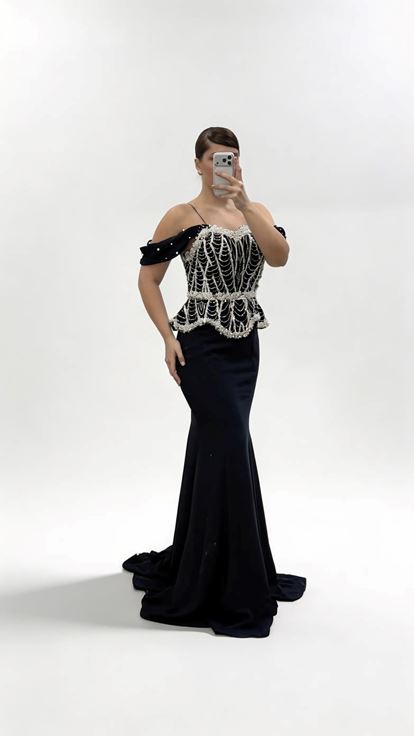 Marineblaues Abendkleid in Übergröße mit überschnittenen Ärmeln  Perlenverzierungen und Schößchen