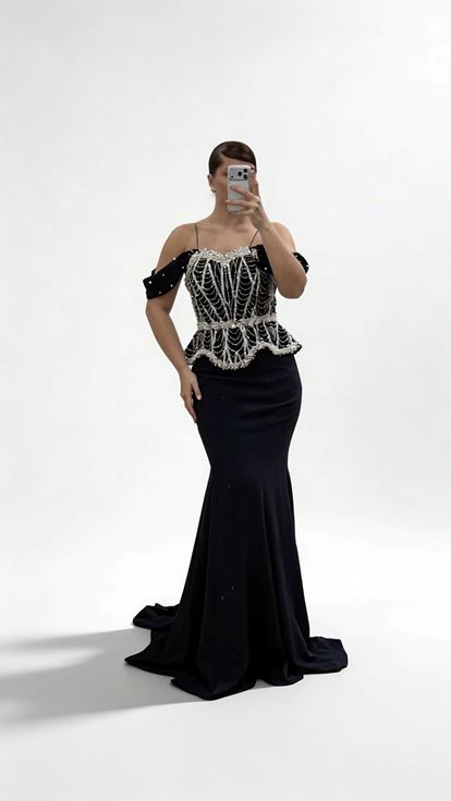 Marineblaues Abendkleid in Übergröße mit überschnittenen Ärmeln  Perlenverzierungen und Schößchen